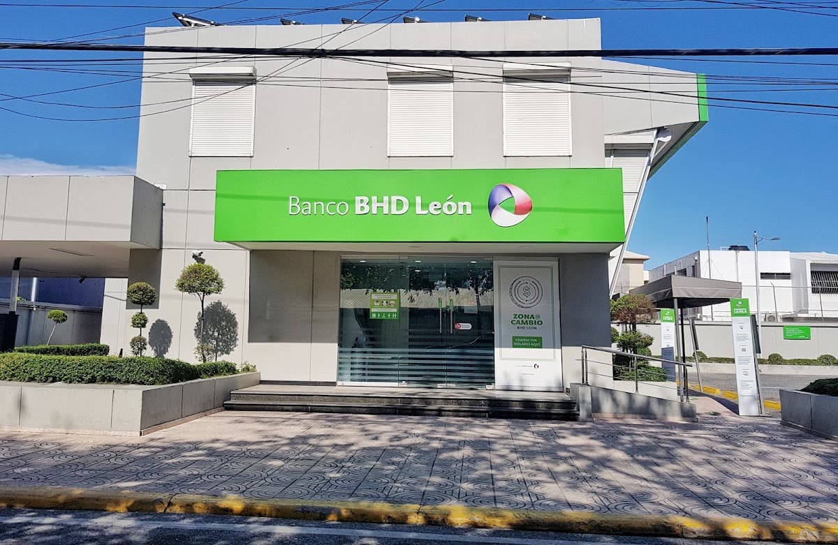 Banco BHD — Al Frente Del Supermercado La Cadena